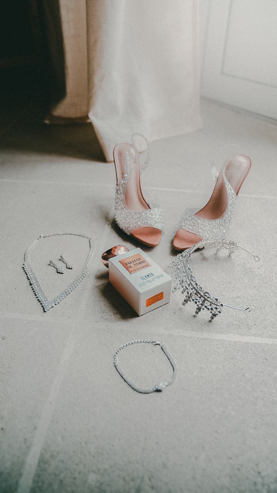 Les chaussures et les bijoux de la mariée, posés avant la cérémonie