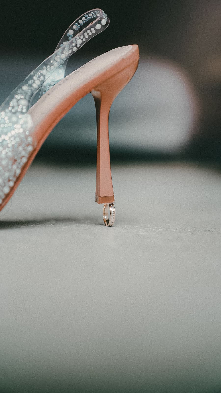 Gros plan sur un escarpin de mariée