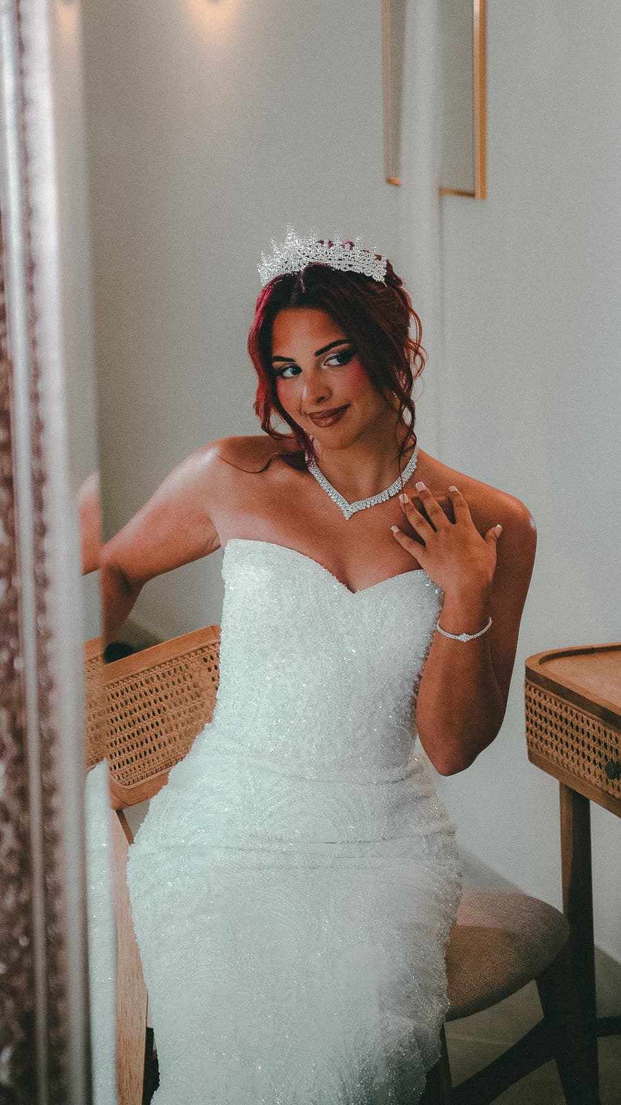 La mariée assise avant la cérémonie, robe bustier et diadème