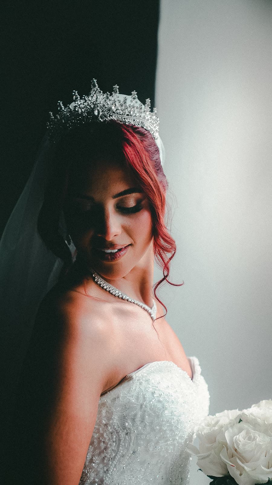 Portrait de la mariée, diadème et voile dans la lumière de la fenêtre