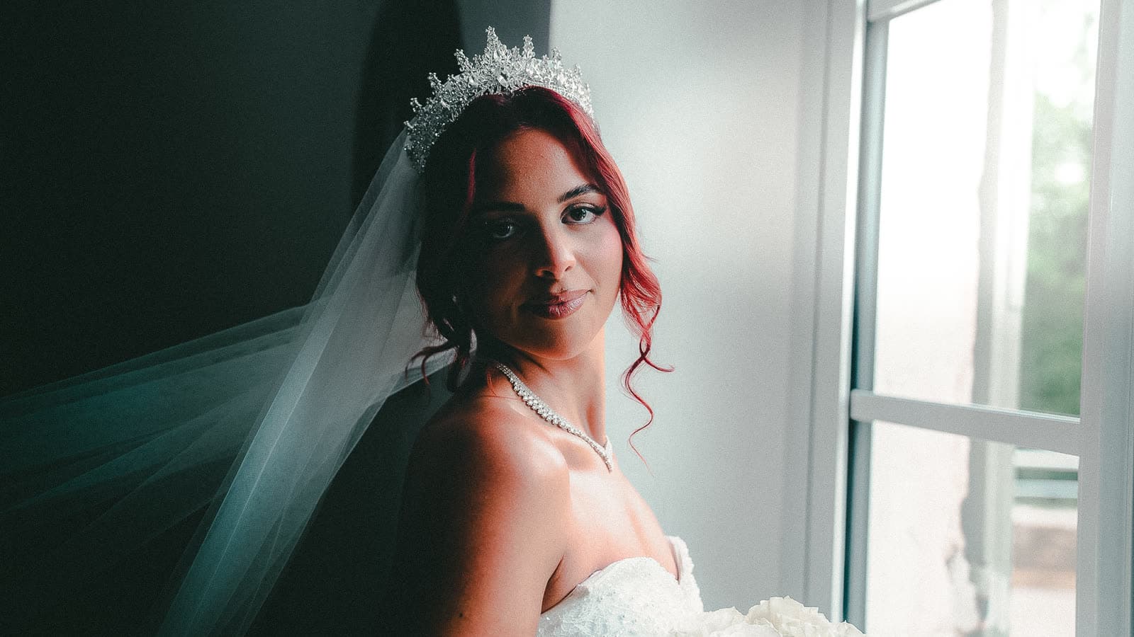 La mariée souriante, voile relevé