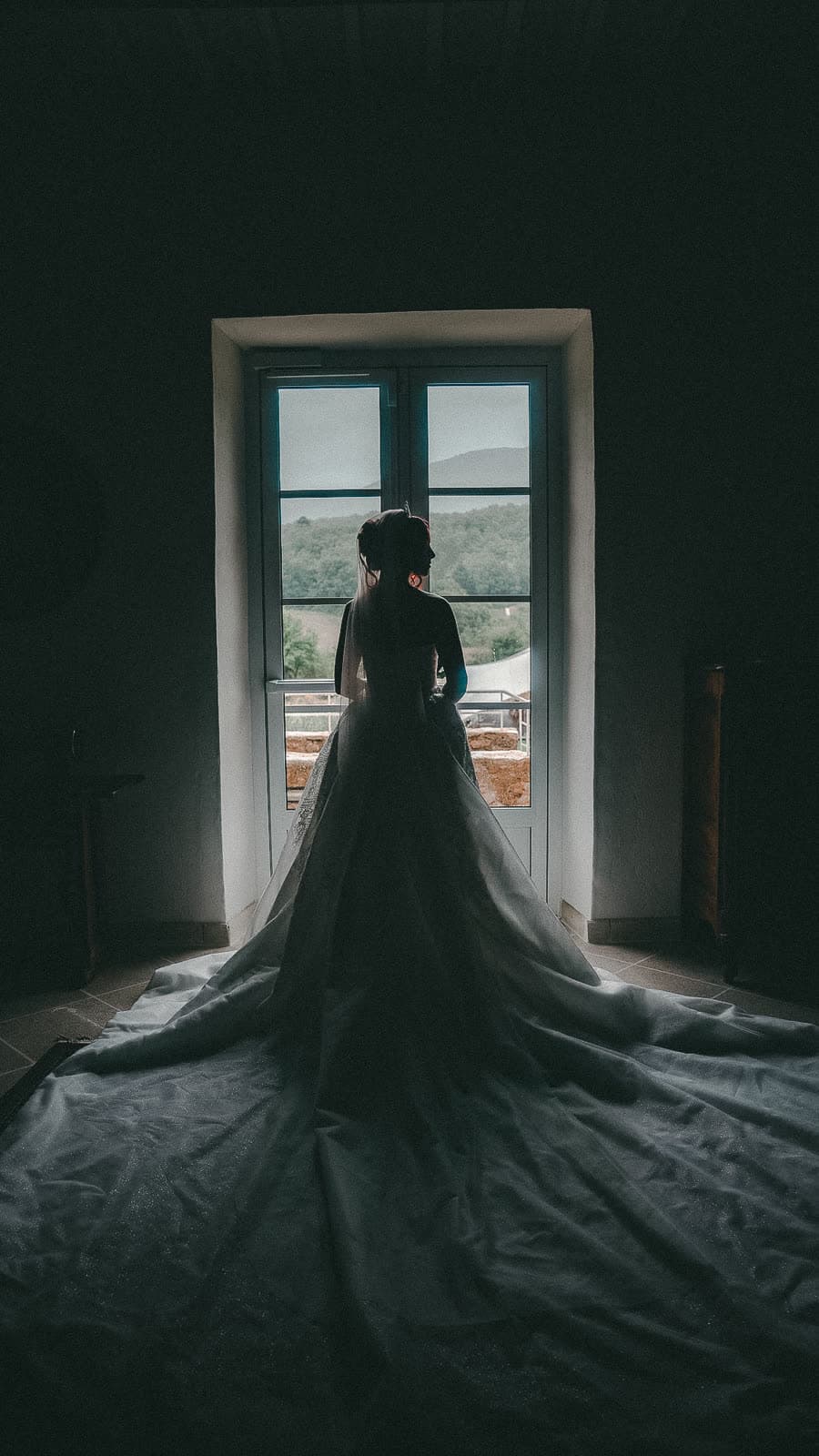 La mariée en contre-jour dans l’embrasure d’une porte