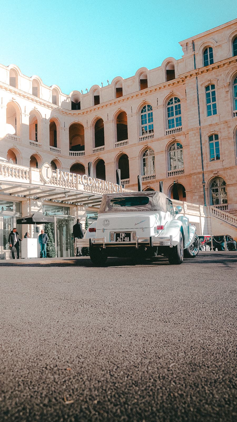 La voiture de mariage devant un palais marseillais