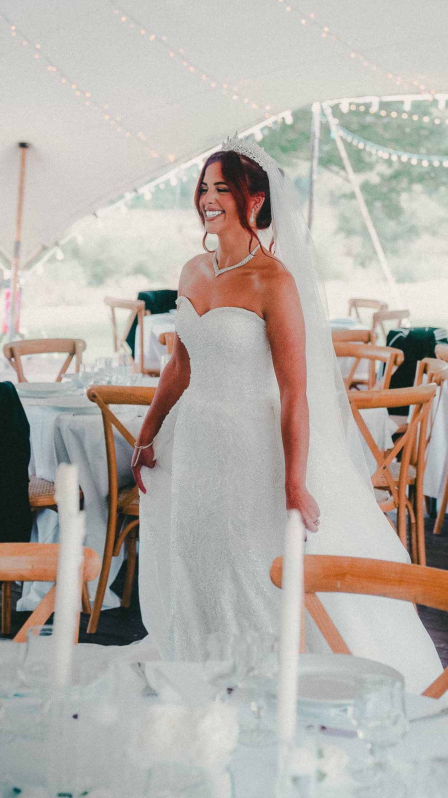La mariée sous la tente de réception