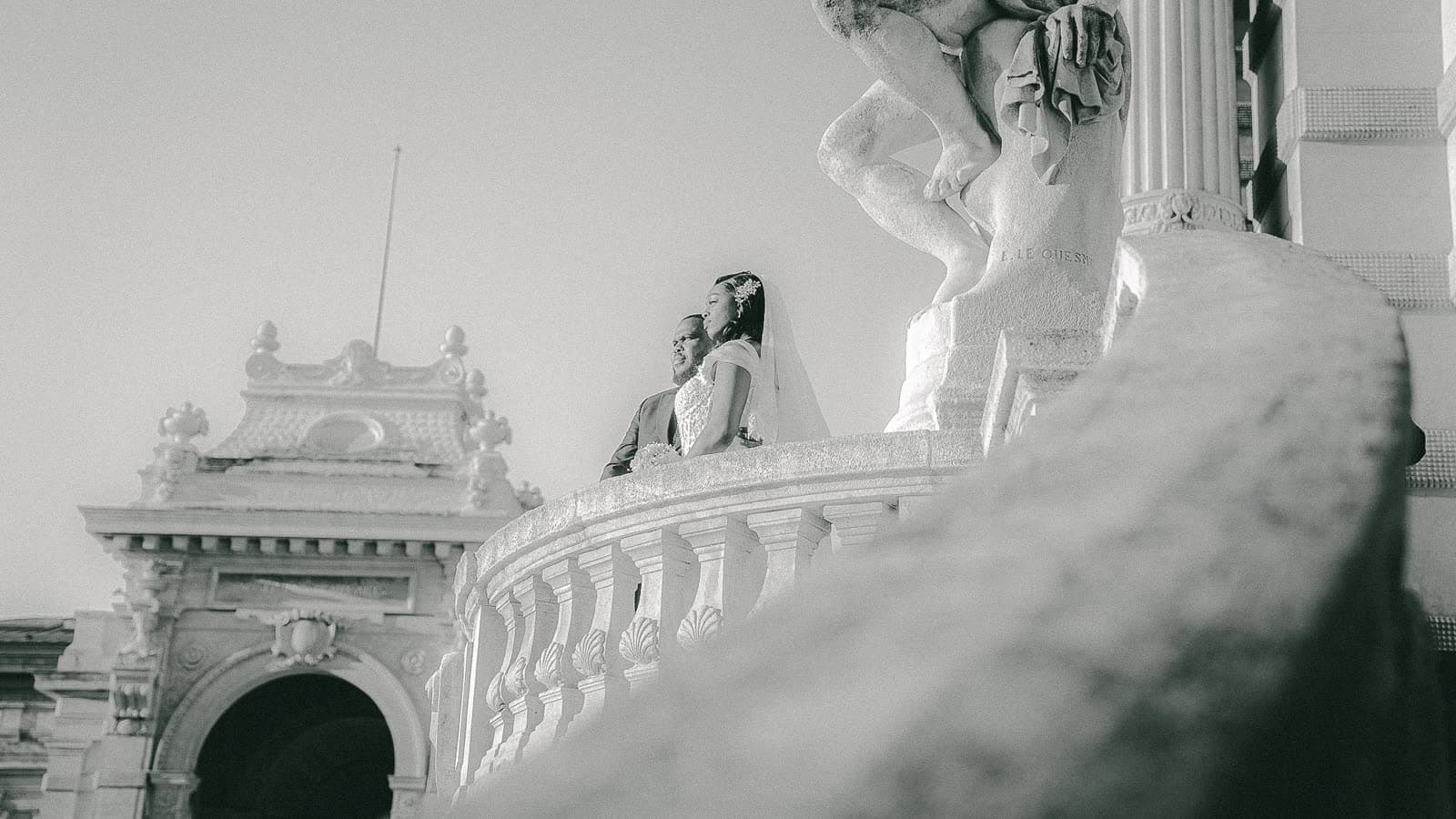 Les mariés sur l’escalier monumental