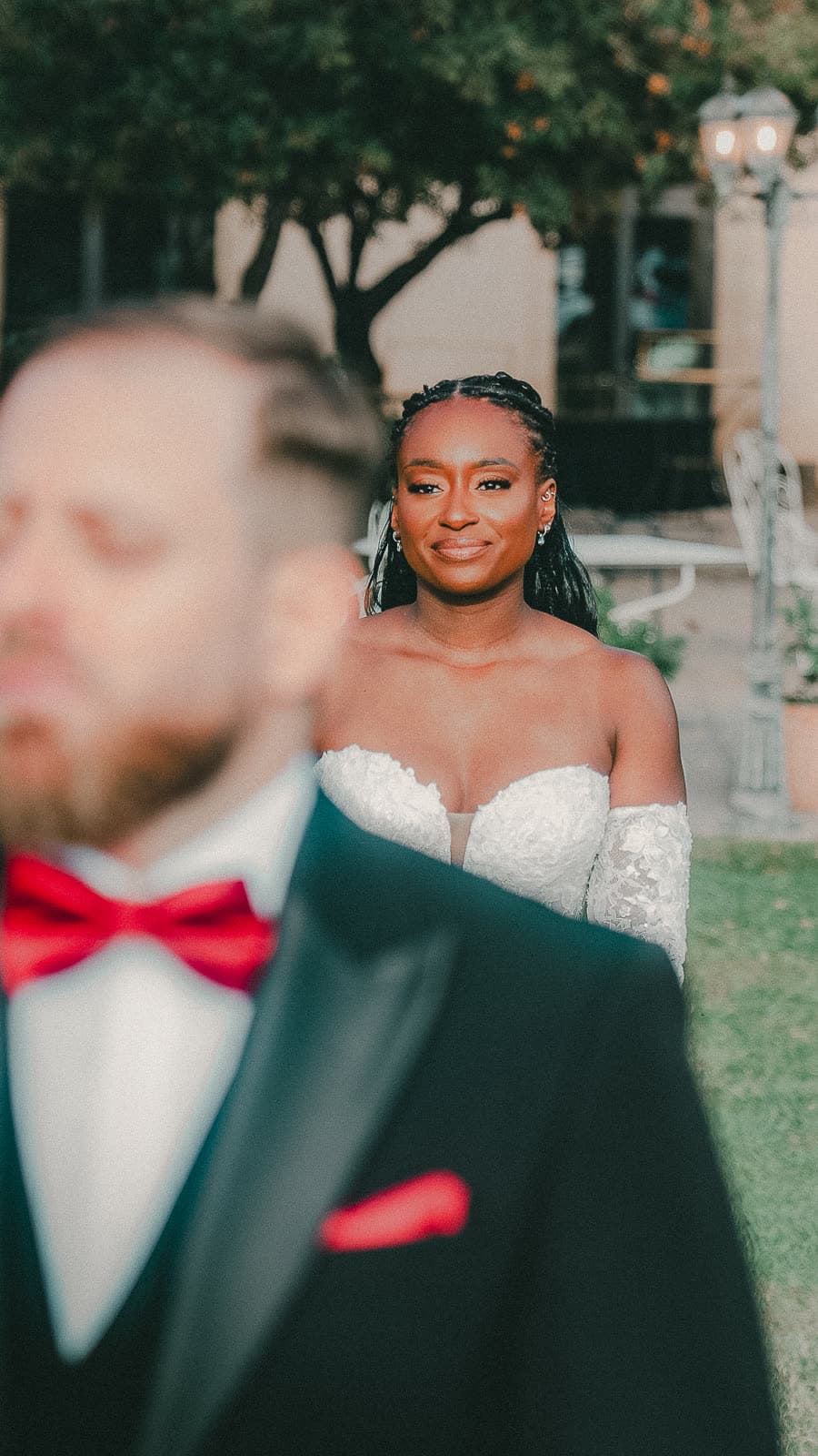Le marié au premier plan, la mariée derrière lui