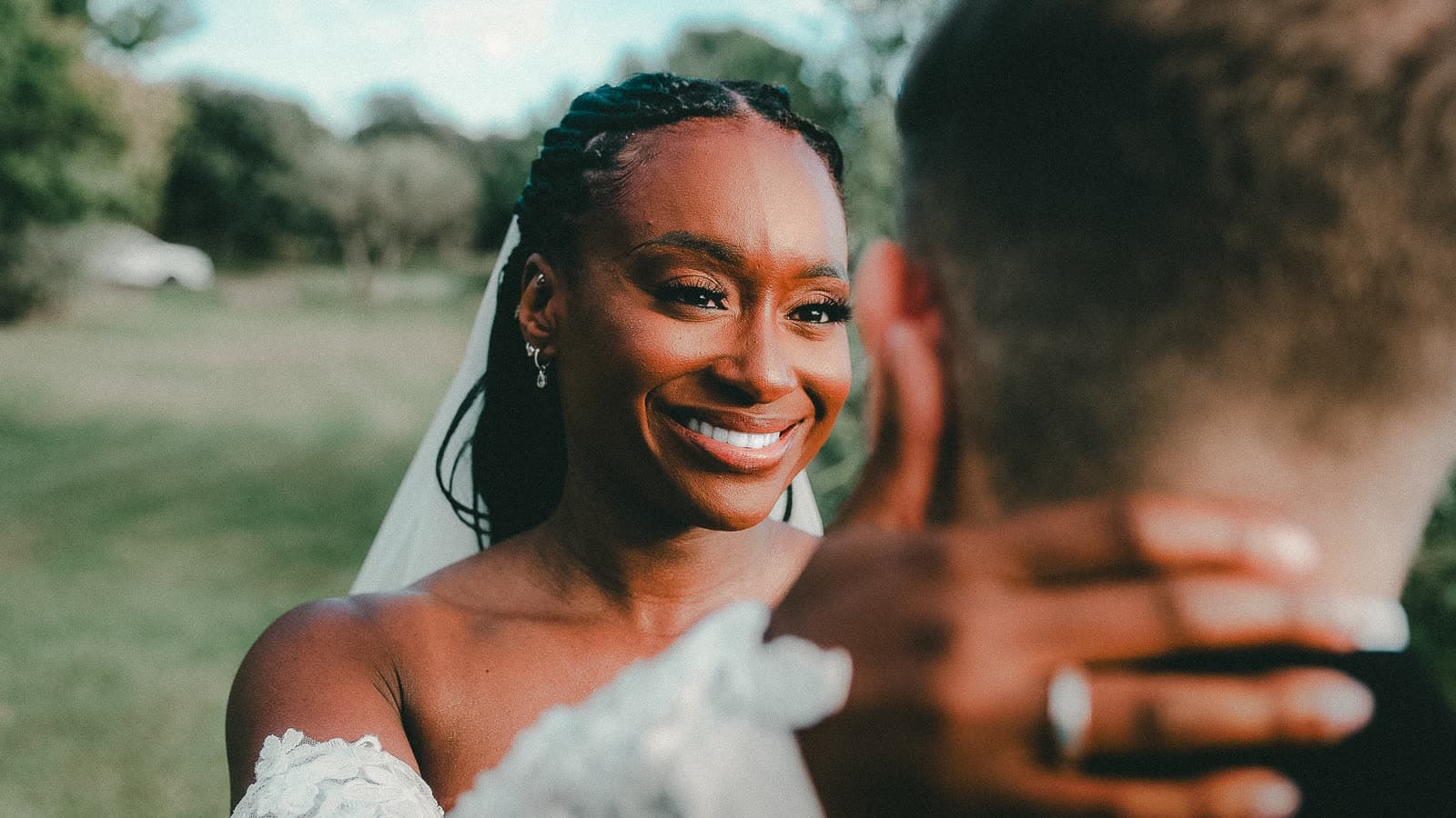La mariée éclate de rire