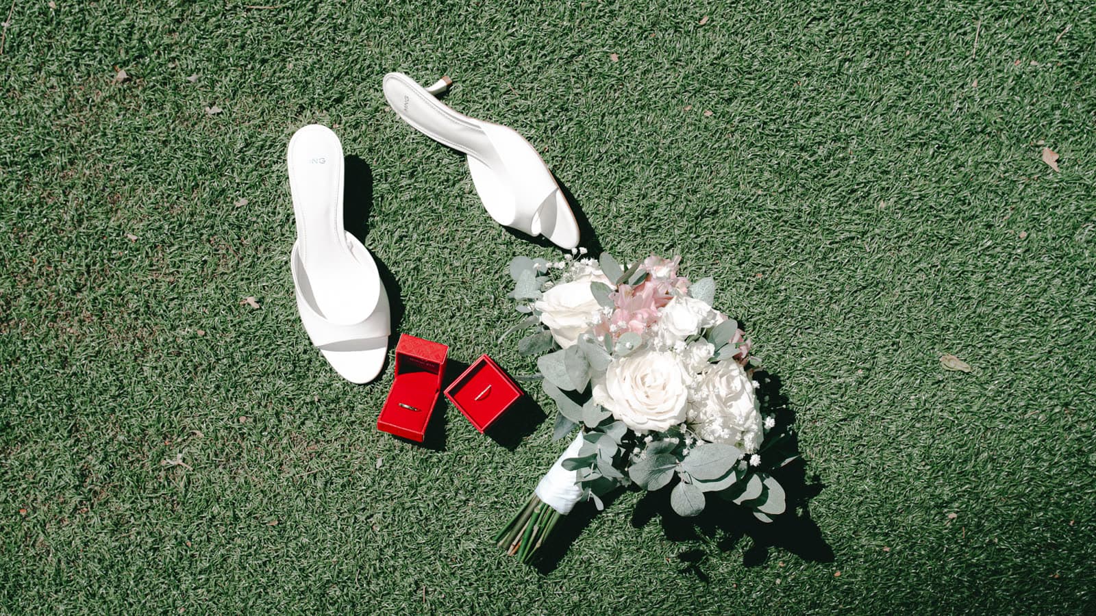 Les escarpins, le bouquet et l’écrin posés dans l’herbe