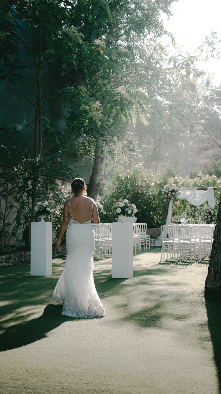 La mariée remonte l’allée vers la cérémonie