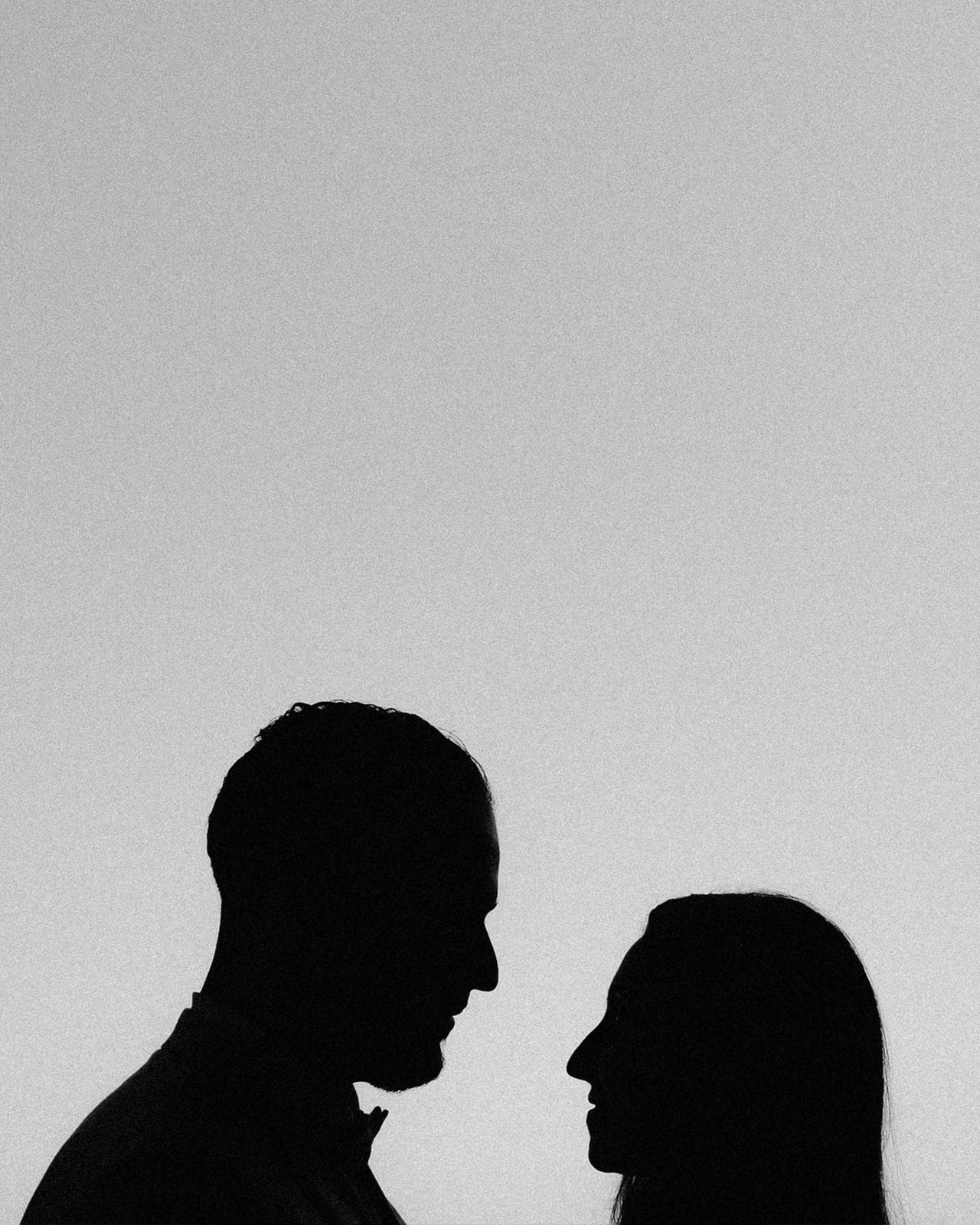 Leurs deux profils en ombre, face à face
