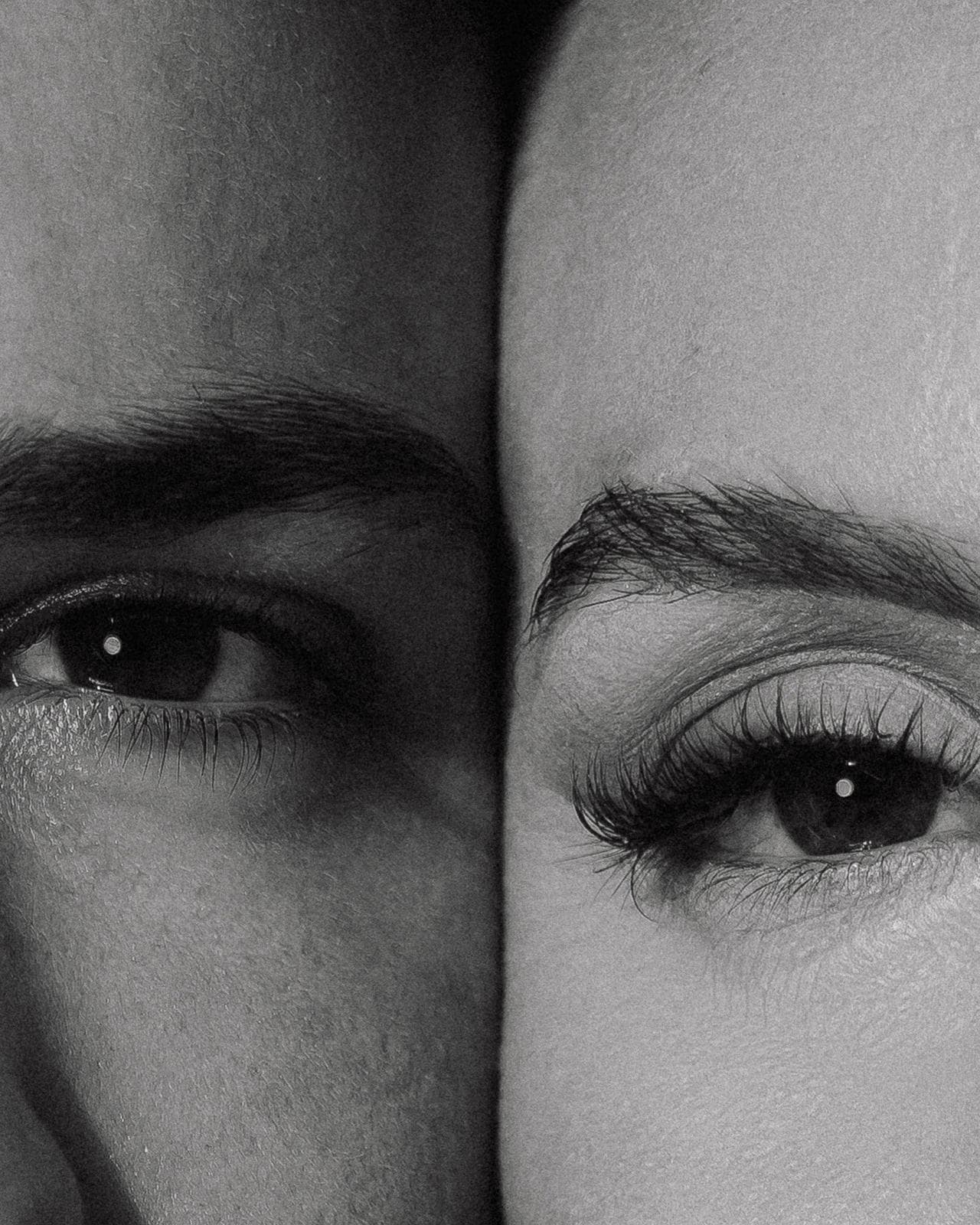 Leurs deux visages réunis en un seul, le regard vers l’objectif